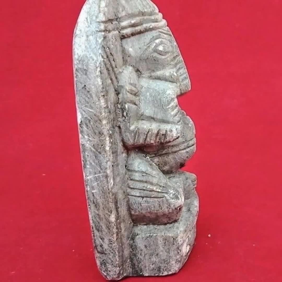 アンティークの手彫りの灰色の石のガネーシャ像：豊かな緑青の